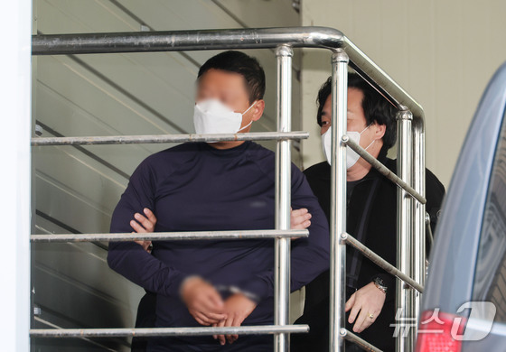 부산 연제경찰서로 압송되는 법원 앞 흉기피습 피의자