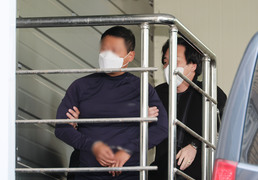 부산 연제경찰서로 압송되는 법원 앞 흉기난동 피의자