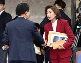 인사 나누는 나경원·김기현