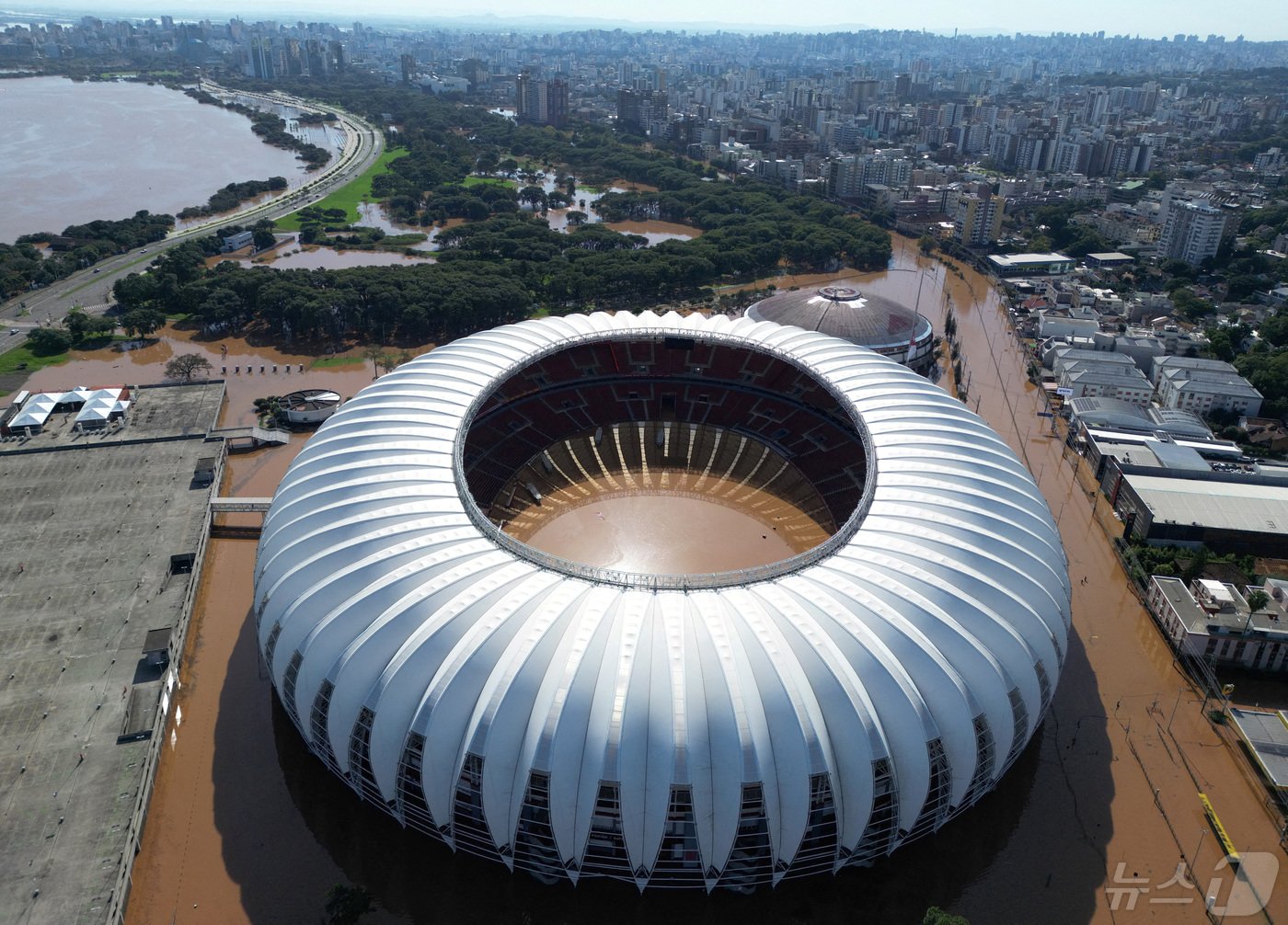 본문 이미지 - 홍수로 포르토 알레그레시의 축구장이 물에 잠겨 있다. ⓒ 로이터=뉴스1 ⓒ News1 박형기 기자