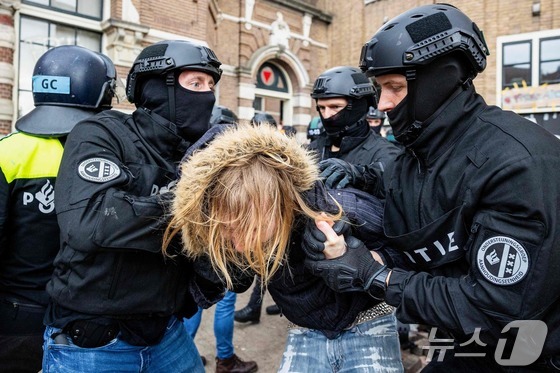 [포토]네덜란드경찰, UVA 점령 친팔시위대 체포