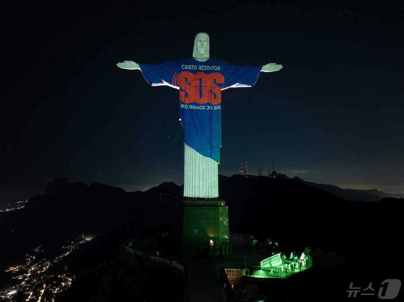 본문 이미지 - 홍수로 큰 재난이 발생하자 8일 리우 데자네이루에 위치한 예수상이 SOS를 치고 있다. ⓒ AFP=뉴스1 ⓒ News1 박형기 기자