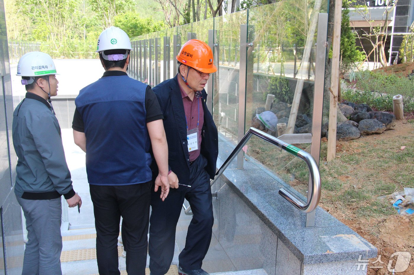 본문 이미지 - 전남도 공동주택 품질점검단이 9일 오후 하자 논란이 불거진 전남 무안군 한 대단지 신축 아파트의 시공 상태를 점검하고 있다. 2024.5.9/뉴스1 ⓒ News1 박지현 기자