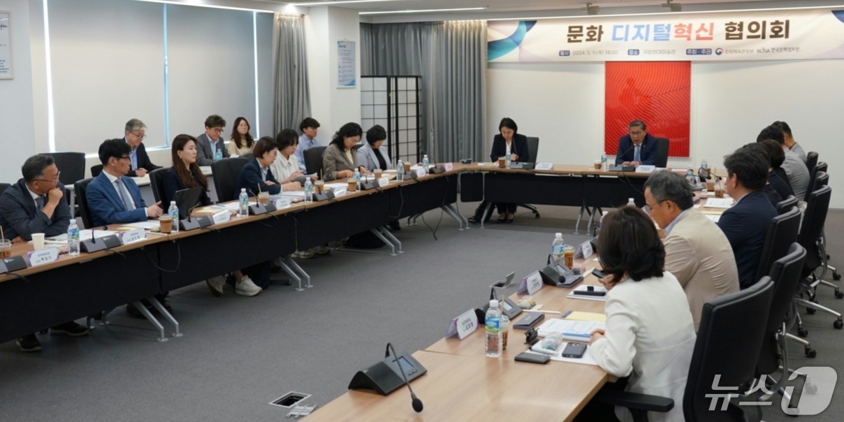 (서울=뉴스1) = 전병극 문화체육관광부 제1차관이 9일 서울 종로구 국립현대미술관 서울관 회의실에서 열린 문화 디지털혁신 협의회에 참석해 인사말을 하고 있다. (문화체육관광부 제 …