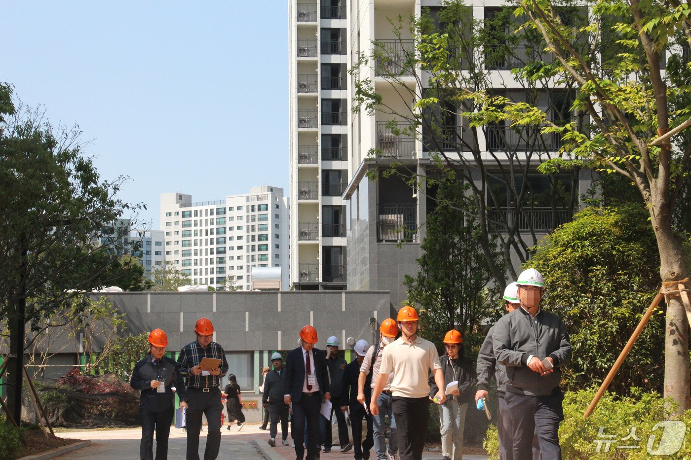 본문 이미지 - 전남도 공동주택 품질점검단이 9일 오후 하자 논란이 불거진 전남 무안군 한 대단지 신축 아파트의 시공 상태를 점검을 하고 있다. 2024.5.9/뉴스1 ⓒ News1 박지현 기자