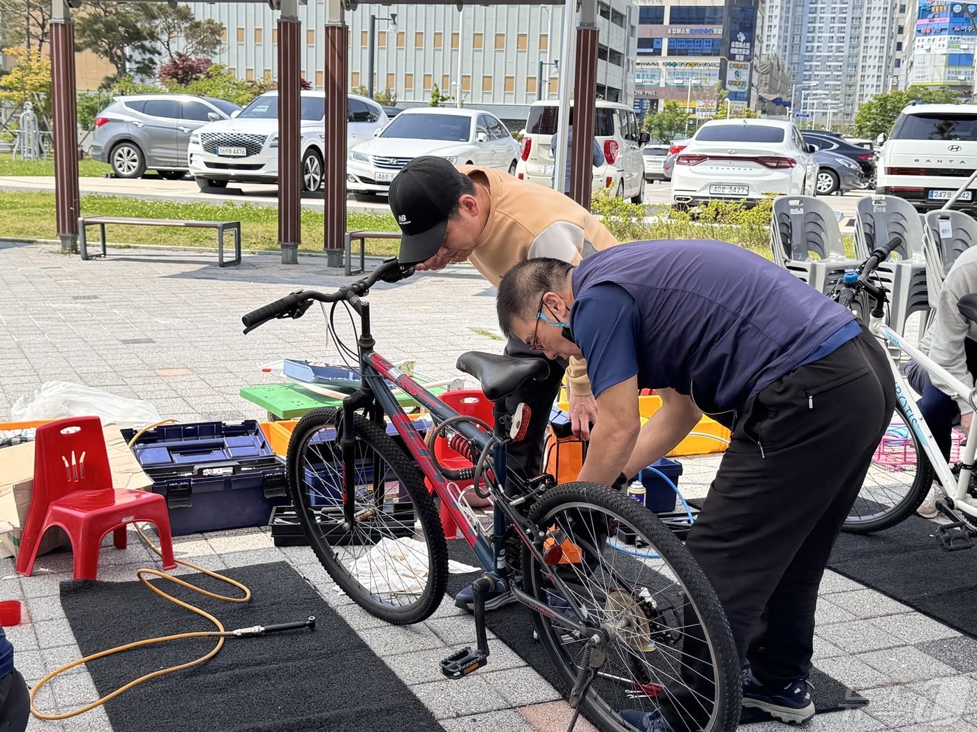 본문 이미지 - 9일 울산 북구 송정문화복합센터 인근 공원에서 OK 생활민원 행정서비스의 날이 열려 주민들이 자전거 수리를 맡기고 있다. 2024.5.9/뉴스1 ⓒ News1 김세은 기자