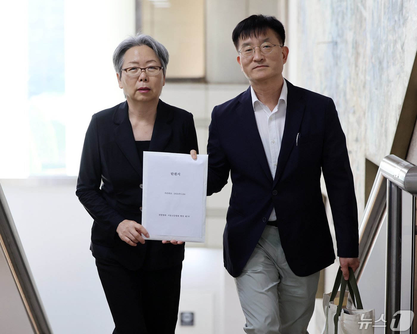 본문 이미지 - 조윤정 고려대학교 의과대학 교수의회 의장과 최용수 전국의과대학교수협의회&#40;전의교협&#41; 부회장이 9일 오후 서울 서초구 서울고법 종합접수실에 의대증원 집행정지 등 법원의 공정한 판결을 요청하는 탄원서를 접수하고 있다. 2024.5.9/뉴스1 ⓒ News1 김진환 기자