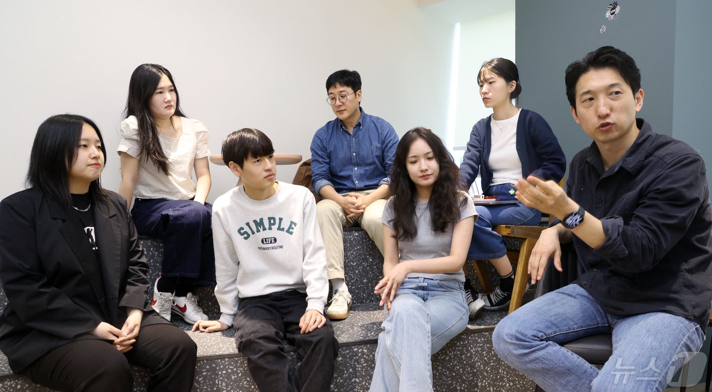 본문 이미지 - 김형산 더스윙 대표(오른쪽)와 스왑(SWAP) 자전거팀 멤버들이 9일 오후 서울 용산구 서빙고로 더스윙 본사에서 뉴스1과 인터뷰를 하고 있다. 2024.5.9/뉴스1 ⓒ News1 박정호 기자