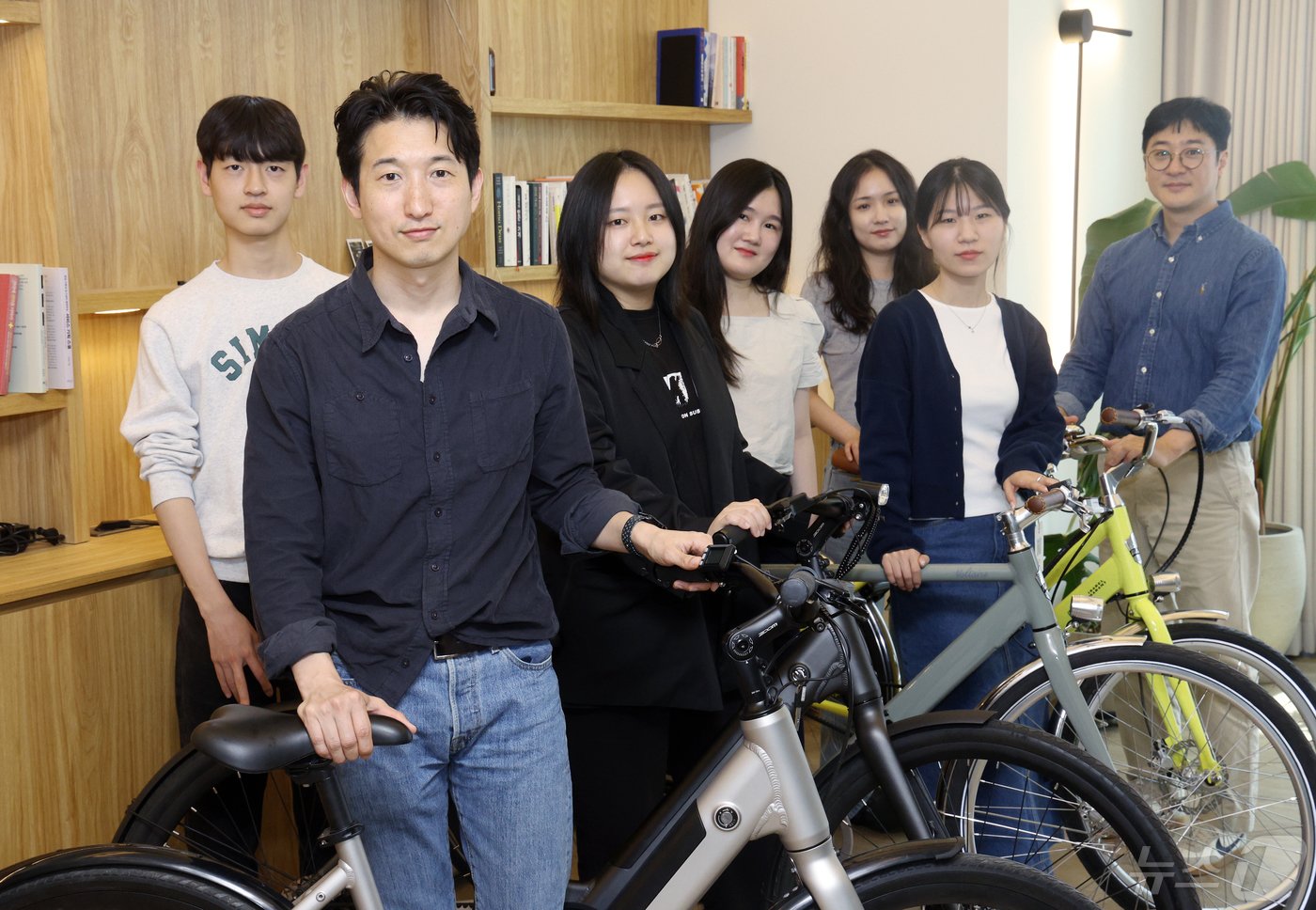 본문 이미지 - 김형산 더스윙 대표(왼쪽 두 번째)와 스왑(SWAP) 자전거팀 멤버들이 9일 오후 서울 용산구 서빙고로 더스윙 본사에서 뉴스1과 가진 인터뷰에서 포즈를 취하고 있다.  2024.5.9/뉴스1 ⓒ News1 박정호 기자