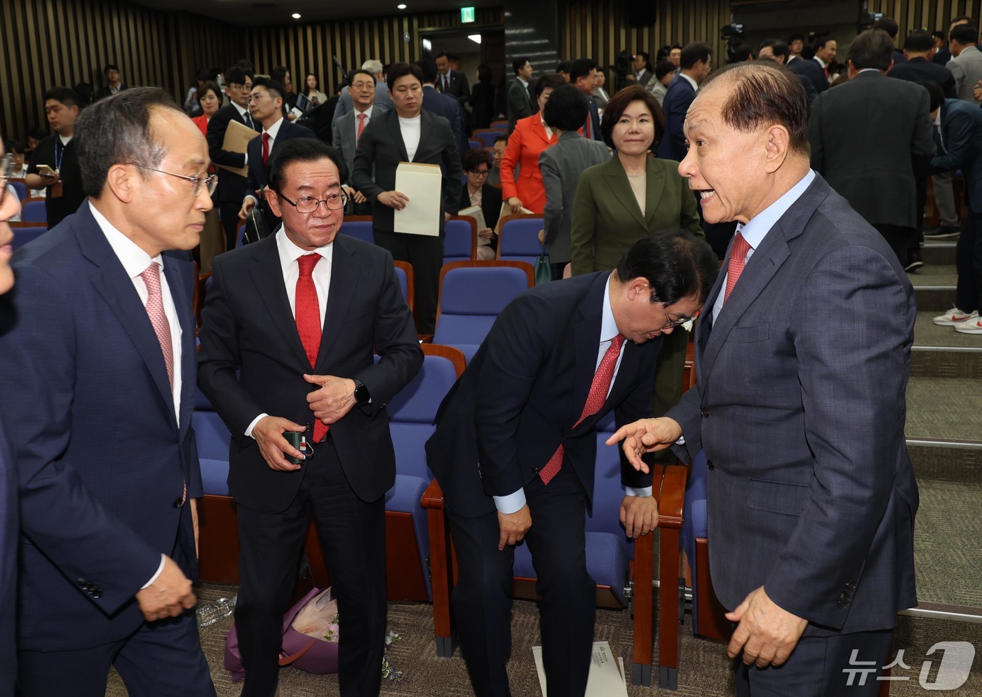 (서울=뉴스1) 구윤성 기자 = 추경호 국민의힘 신임 원내대표가 9일 오후 서울 여의도 국회에서 열린 제22대 원내대표 선출 당선자총회에서 황우여 비상대책위원장과 대화하고 있다. …