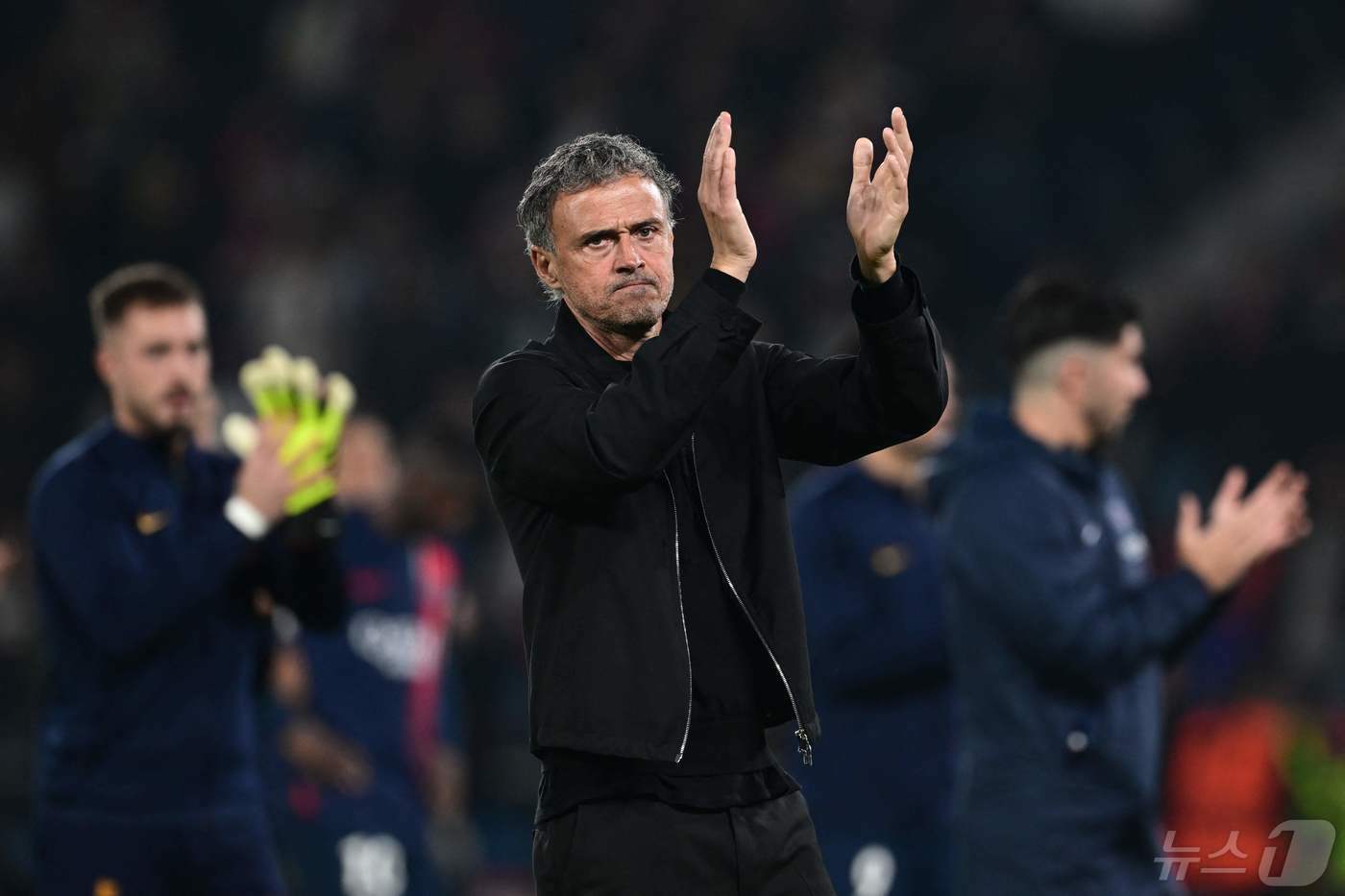 본문 이미지 - 루이스 엔리케 PSG 감독이 8일 도르트문트에 패해 UCL 결승진출이 무산된 뒤 홈 팬들에게 박수를 보내고 있다. ⓒ AFP=뉴스1