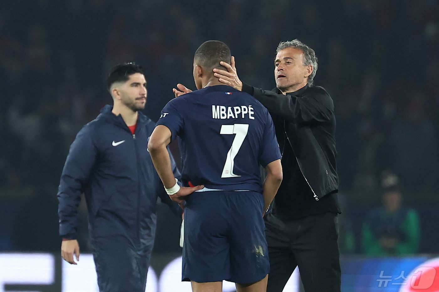 본문 이미지 - 음바페를 달래고 있는 루이스 엔리케 PSG 감독. ⓒ AFP=뉴스1
