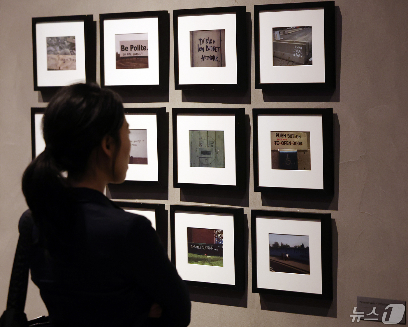 (서울=뉴스1) 김진환 기자 = 9일 오후 서울 종로구 인사동 그라운드서울에서 열린 ‘리얼뱅크시’ 프레스데이를 찾은 참석자들이 전시 작품을 둘러보고 있다.오는 10일 개막해 10월 …