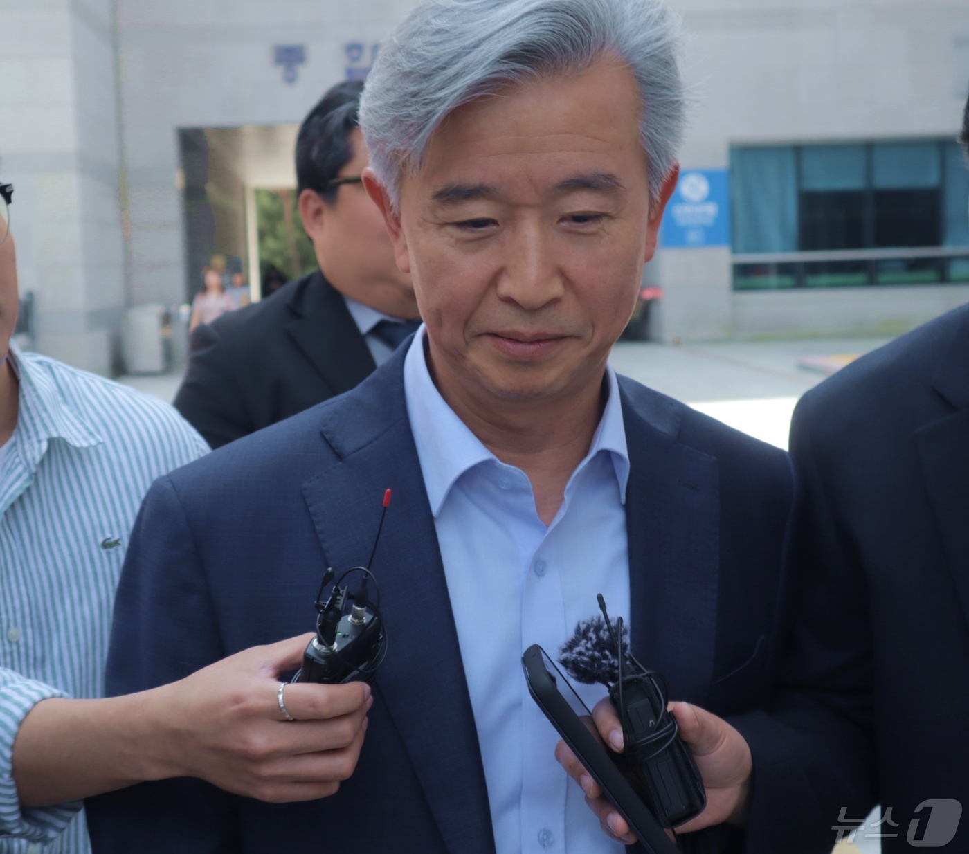 (청주=뉴스1) 박건영 기자 = 충북 청주 오송 지하차도 참사와 관련해 허위공무서 작성 등 혐의로 기소된 김교태 전 충북경찰청장이 9일 청주지법에 출석하고 있다.2024.05.09 …