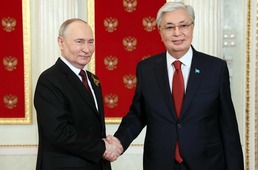 [포토]푸틴, 전승일 초청 카자흐 대통령과 악수