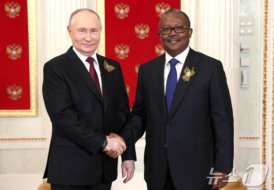 [포토] 엠발로 기니비사우 대통령 환영하는 푸틴