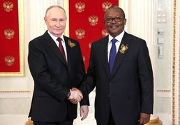 [포토] 엠발로 기니비사우 대통령 환영하는 푸틴
