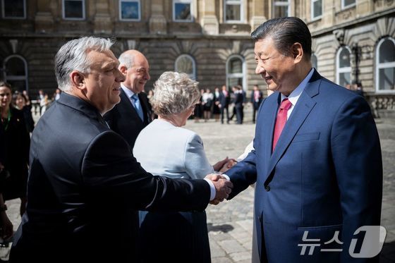 [포토]헝가리 환영행사서 악수하는 시진핑-오르반 총리