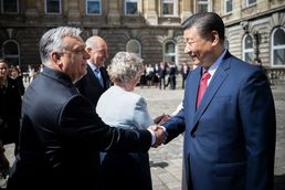 [포토]헝가리 환영행사서 악수하는 시진핑-오르반 총리