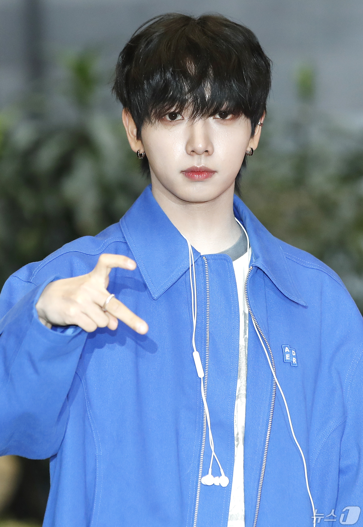 (김포공항=뉴스1) 권현진 기자 = 보이넥스트도어 명재현이 해외 일정을 위해 9일 김포국제공항을 통해 일본 도쿄로 출국하며 인사를 하고 있다. 2024.5.9/뉴스1