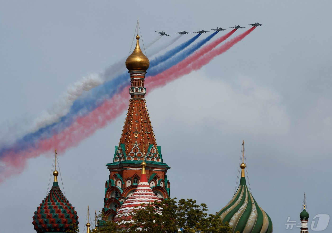 본문 이미지 - 러시아의 전투기 수호이(Su)-25 6대가 9일(현지시간) 제2차 세계대전 승전 79주년을 기념해 모스크바 붉은 광장에서 열린 열병식에서 편대 비행을 하며 러시아 국기 색깔인 흰·파란·빨간색 연기를 뿜어내고 있다. 2024.05.09. ⓒ 로이터=뉴스1 ⓒ News1 김성식 기자