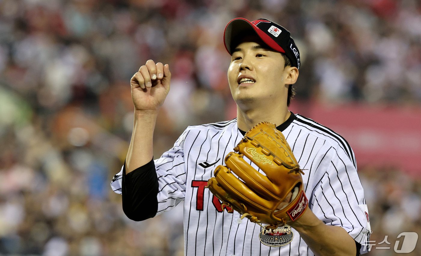 본문 이미지 - 9일 오후 서울 송파구 잠실야구장에서 열린 프로야구 '2024 신한 SOL 뱅크 KBO리그' SSG 랜더스와 LG 트윈스의 경기 5회초 LG선발 임찬규가 무실점 호투를 펼친 뒤 더그아웃으로 향하고 있다. 2024.5.9/뉴스1 ⓒ News1 장수영 기자