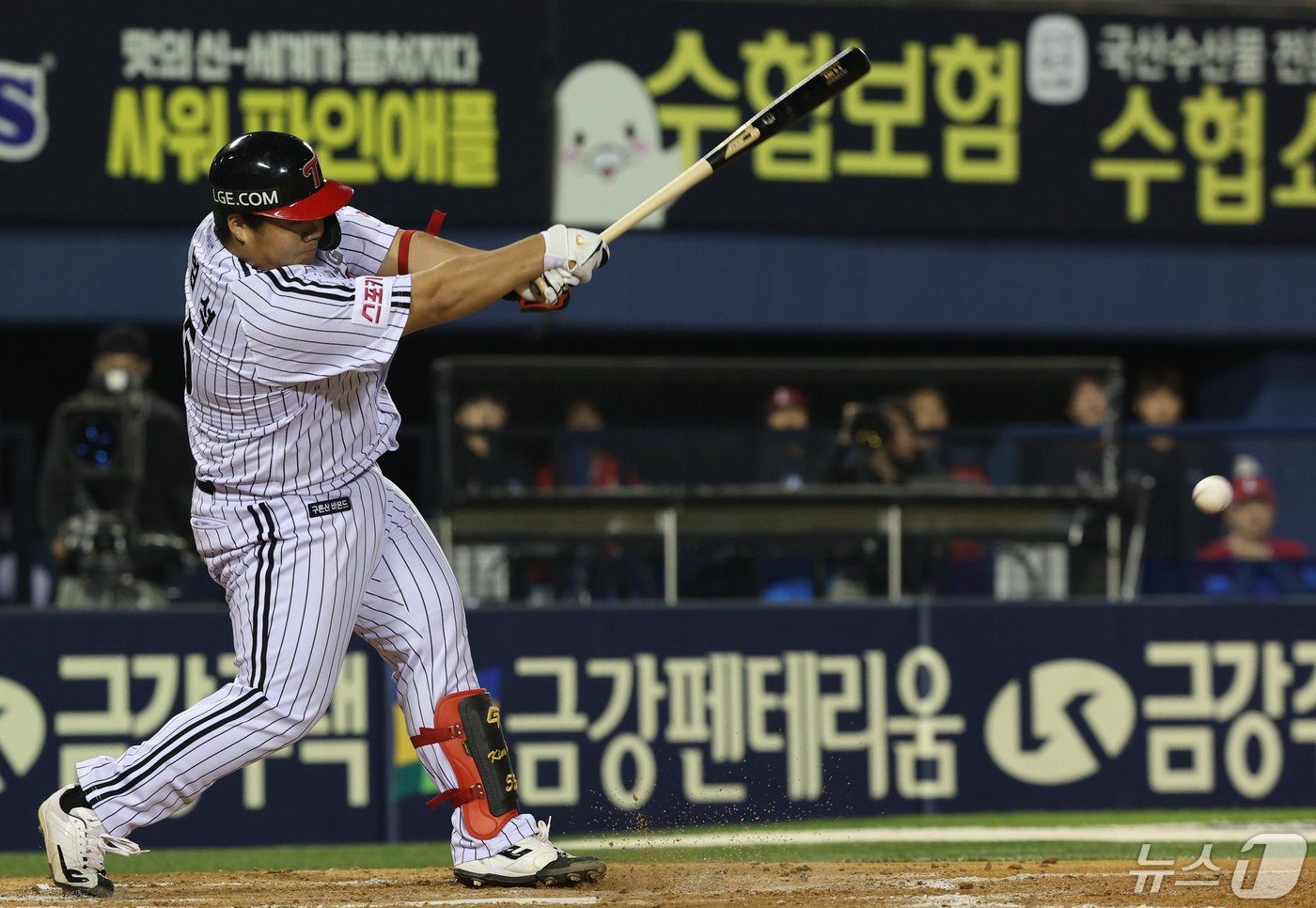 본문 이미지 - 9일 오후 서울 송파구 잠실야구장에서 열린 프로야구 '2024 신한 SOL 뱅크 KBO리그' SSG 랜더스와 LG 트윈스의 경기 7회말 LG공격 1사 2,3루 상황에서 김범석이 1타점 내야안타를 치고 있다. 2024.5.9/뉴스1 ⓒ News1 장수영 기자