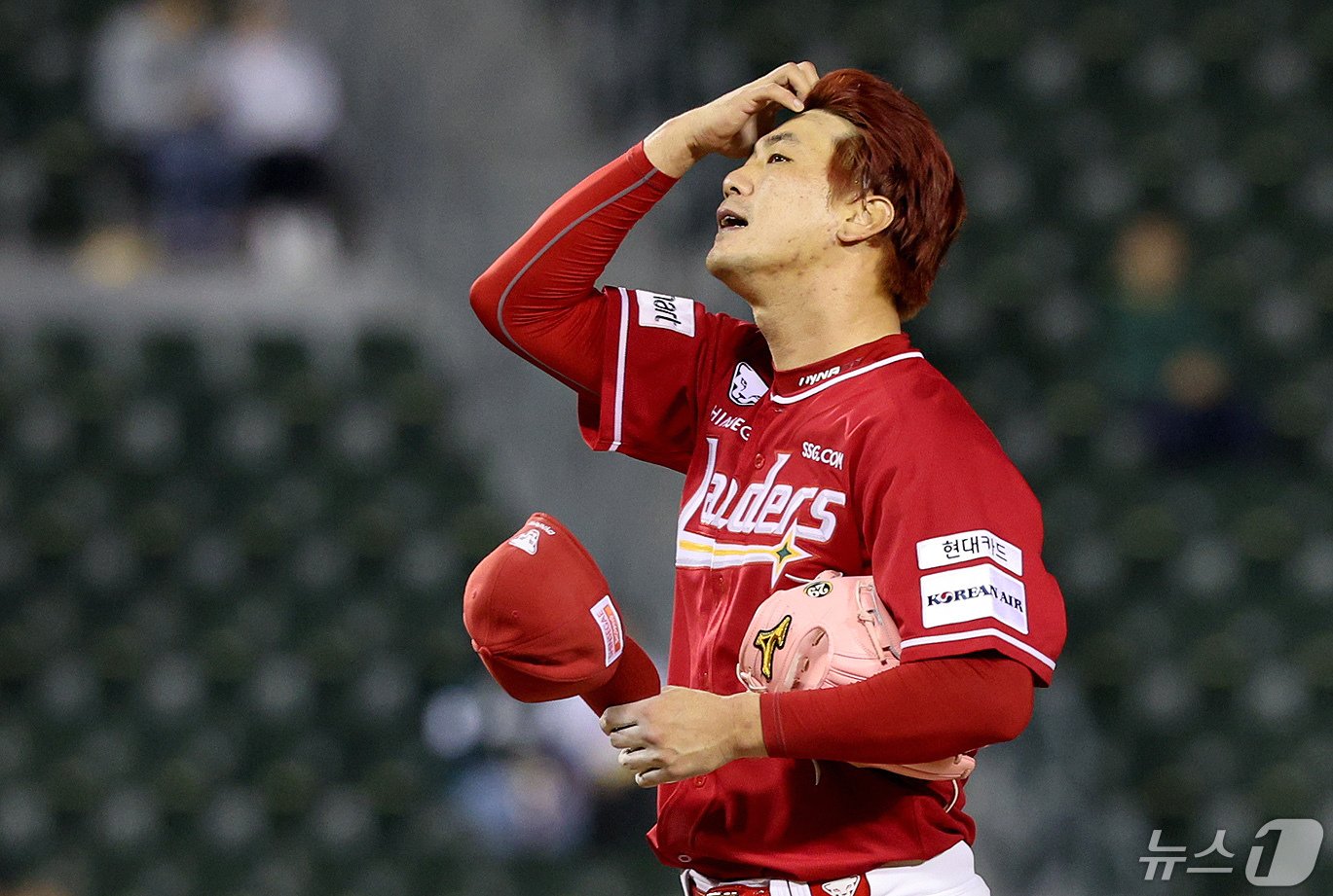 본문 이미지 - 9일 오후 서울 송파구 잠실야구장에서 열린 프로야구 '2024 신한 SOL 뱅크 KBO리그' SSG 랜더스와 LG 트윈스의 경기 7회말 SSG선발 김광현이 1사 만루 상황에서 박동원에게 밀어내기 볼넷으로 역전을 허용한 뒤 자책하고 있다. 2024.5.9/뉴스1 ⓒ News1 장수영 기자