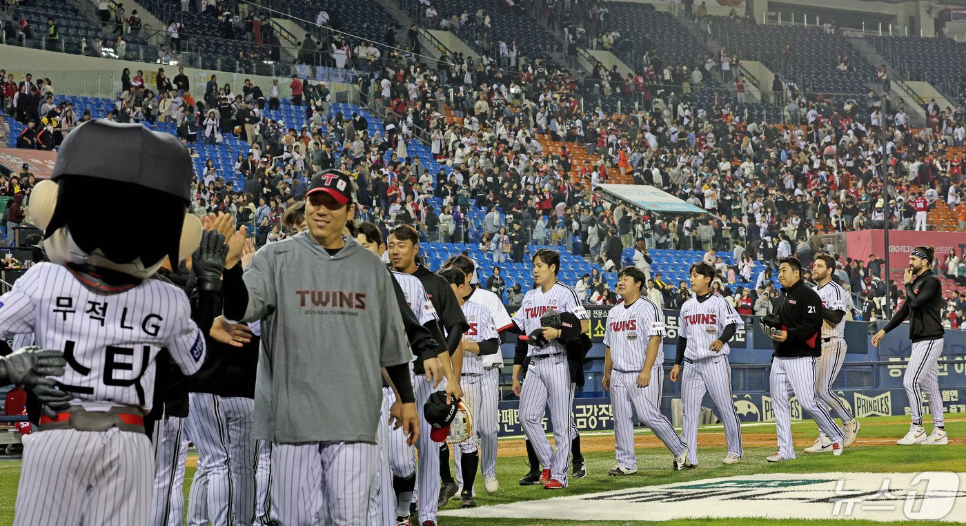 본문 이미지 - 9일 오후 서울 송파구 잠실야구장에서 열린 프로야구 '2024 신한 SOL 뱅크 KBO리그' SSG 랜더스와 LG 트윈스의 경기에서 3대1로 승리한 LG선수와 코치진이 하이파이브 하고 있다. 2024.5.9/뉴스1 ⓒ News1 장수영 기자