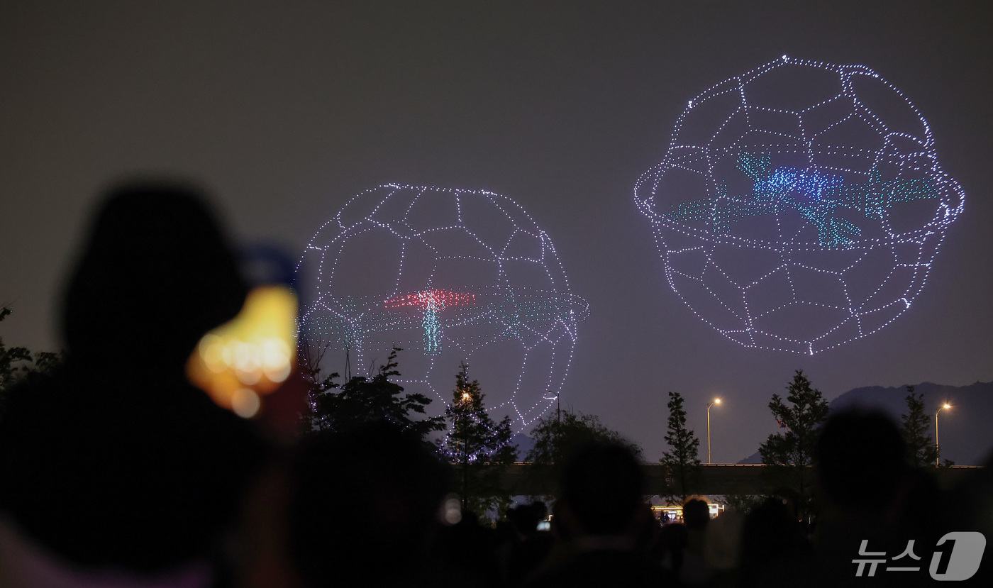 (인천=뉴스1) 김성진 기자 = 9일 오후 인천 연수구 송도달빛축제공원에서 열린 2024 월드 드론 라이트쇼에서 수많은 드론들이 밤하늘을 수놓고 있다. 2024.5.9/뉴스1