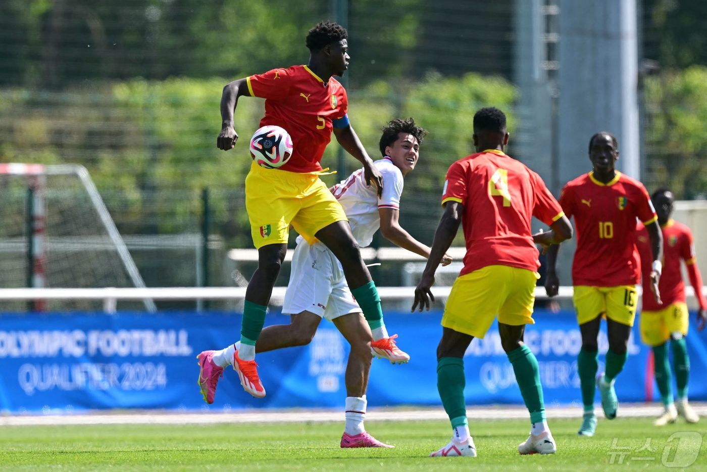 본문 이미지 - 기니에 패한 인도네시아. ⓒ AFP=뉴스1