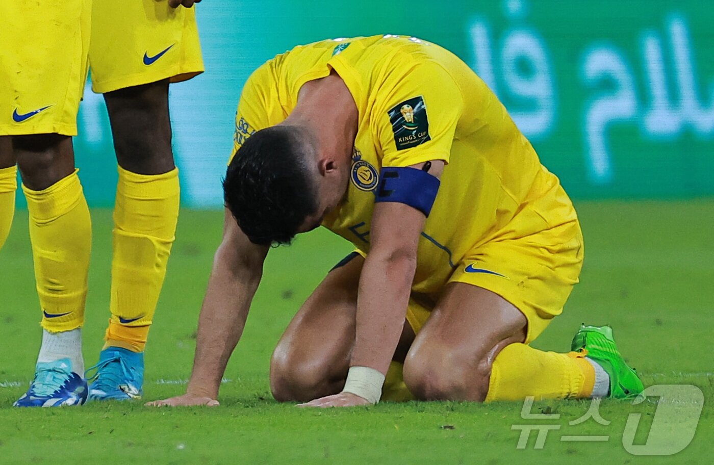 본문 이미지 - 우승 좌절에 주저앉아 눈물을 흘린 호날두. ⓒ 로이터=뉴스1