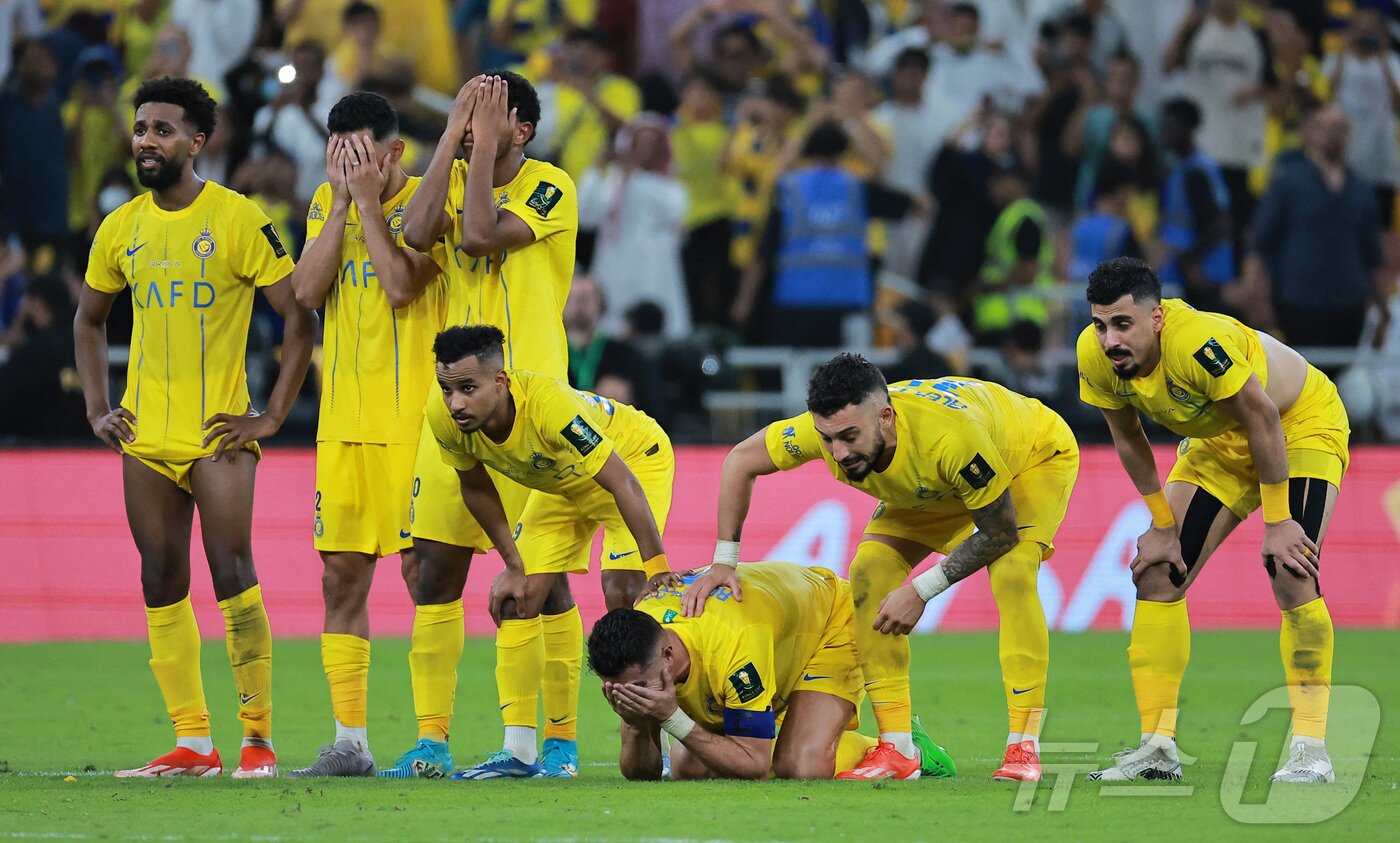 본문 이미지 - 팀 패배에 두 손으로 얼굴을 감싸고 좌절한 호날두(가운데). ⓒ 로이터=뉴스1