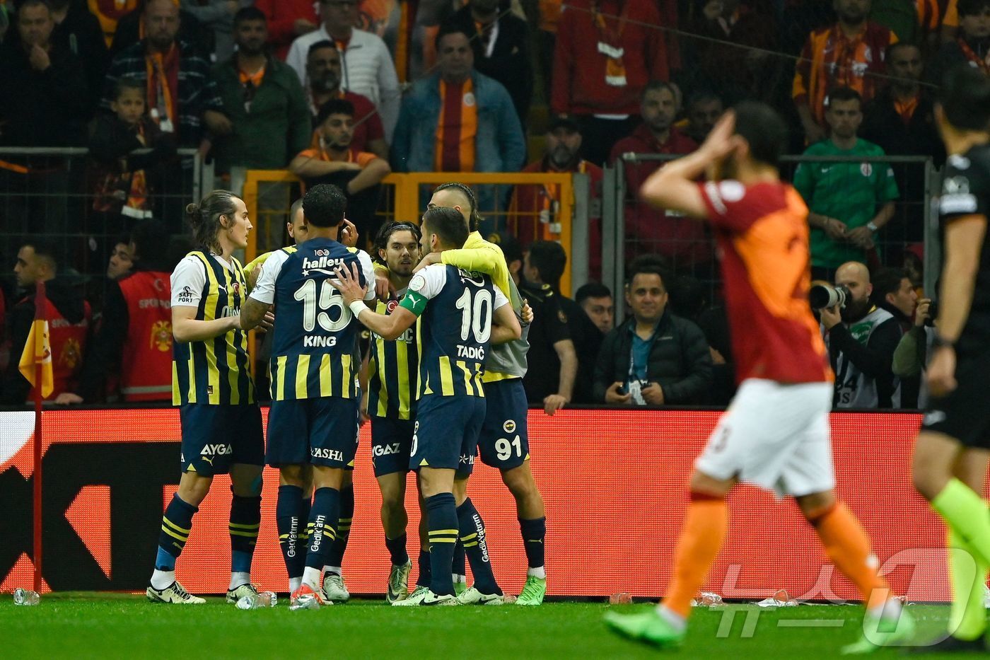 본문 이미지 - 모리뉴 감독이 지휘봉을 잡게 된 튀르키예 페네르바체. ⓒ AFP=뉴스1