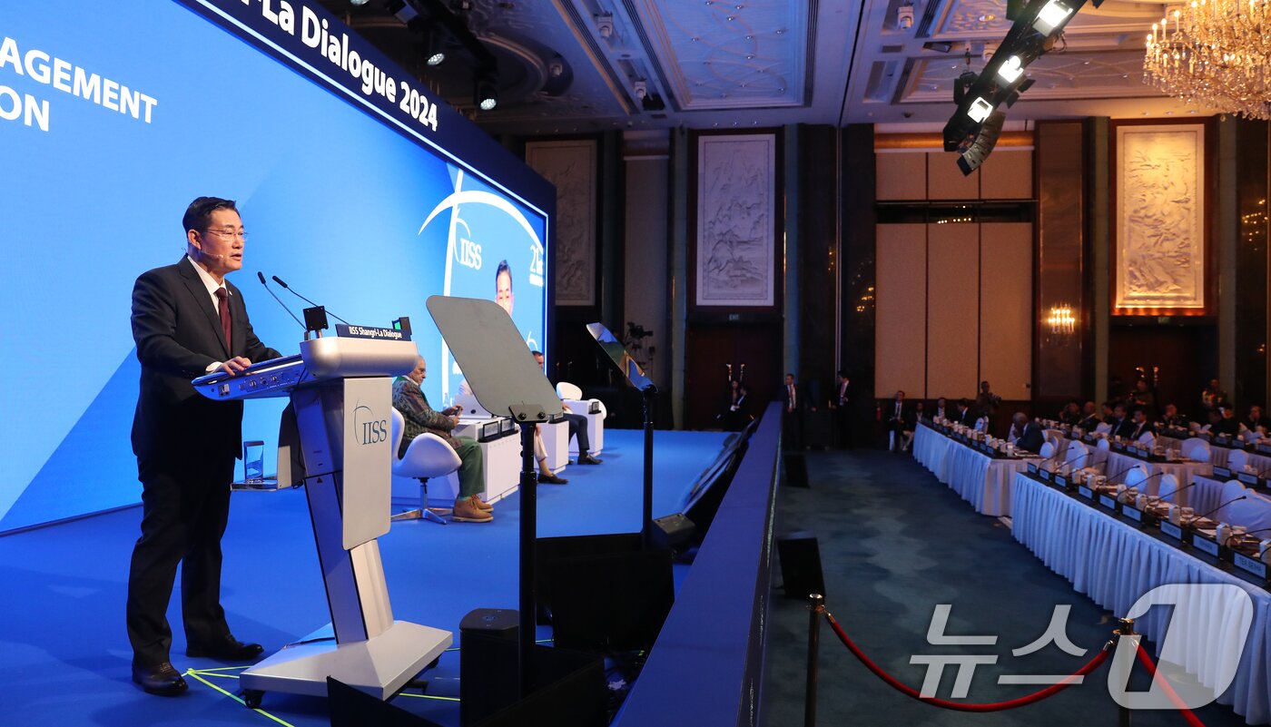 본문 이미지 - 신원식 국방부 장관이 1일 싱가포르 샹그릴라 호텔에서 열린 아시아안보회의(샹그릴라 대화)에서 경쟁고조 속 위기관리 역량 강화를 주제로 연설하고 있다. 2024.6.1/뉴스1 ⓒ News1 이승배 기자