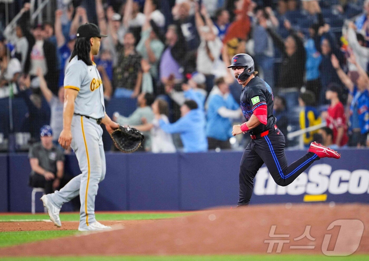 본문 이미지 - 토론토 블루제이스 데이비스 슈나이더(오른쪽)가 1일(한국시간) 열린 메이저리그 피츠버그 파이리츠전에서 연장 14회 끝내기 2점 홈런을 터뜨린 후 기뻐하고 있다. ⓒ AFP=뉴스1