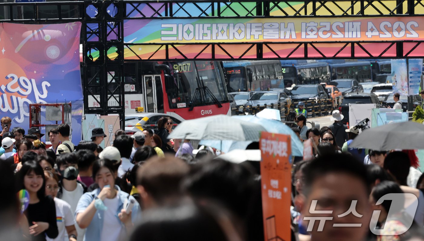 1일 오후 서울 종각역 일대에서 열린 &#39;2024 서울퀴어문화축제&#39;에서 참가자들이 축제를 즐기고 있다. 2024.6.1/뉴스1 ⓒ News1 이동해 기자