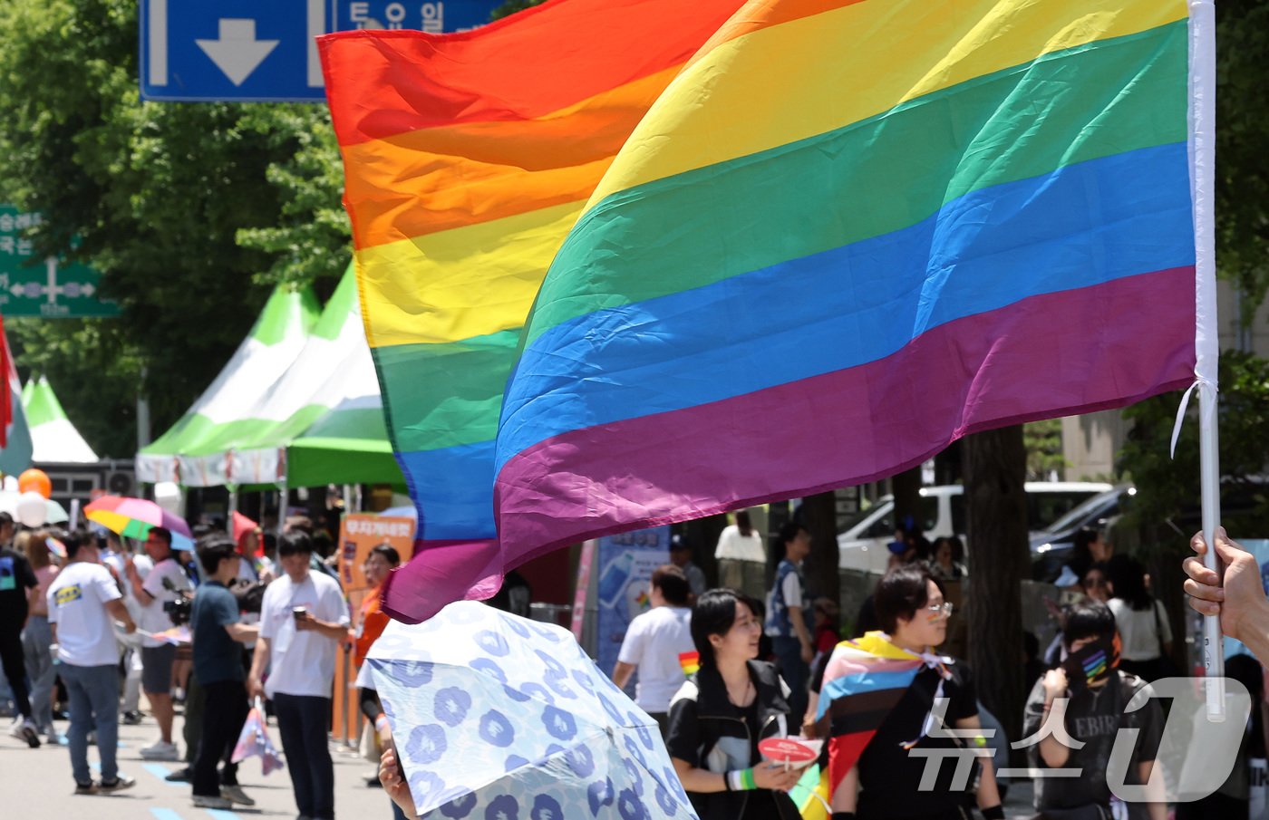 본문 이미지 - 1일 오후 서울 종각역 일대에서 열린 '2024 서울퀴어문화축제'에서 참가자들이 축제를 즐기고 있다. 2024.6.1/뉴스1 ⓒ News1 이동해 기자