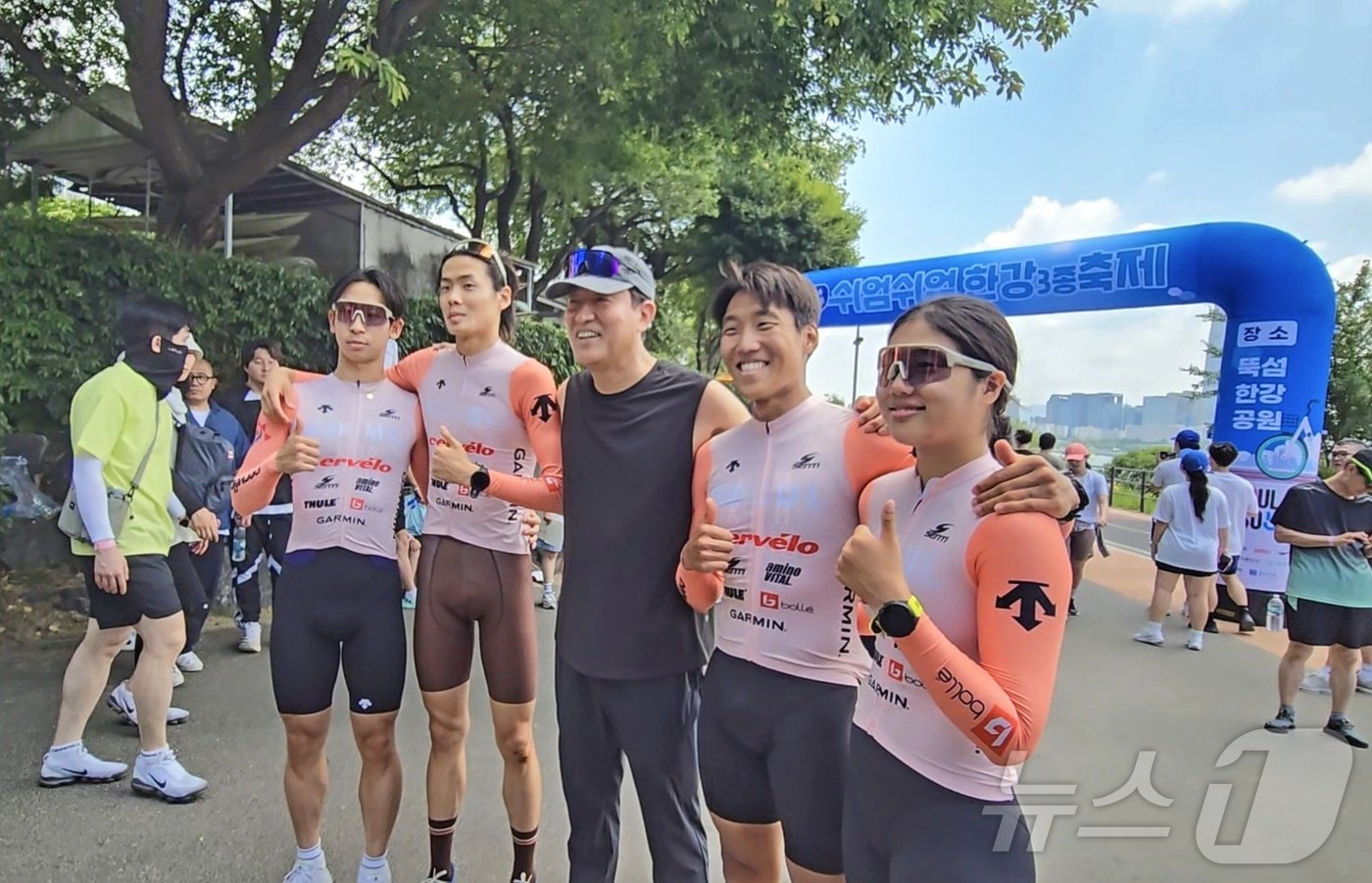 오세훈 서울시장이 1일 제1회 &#39;한강 쉬엄쉬엄 3종 축제&#39;를 완주한 뒤 동호인들과 사진을 찍고 있다. 2024.6.1/뉴스1 ⓒ 뉴스1 황덕현 기자