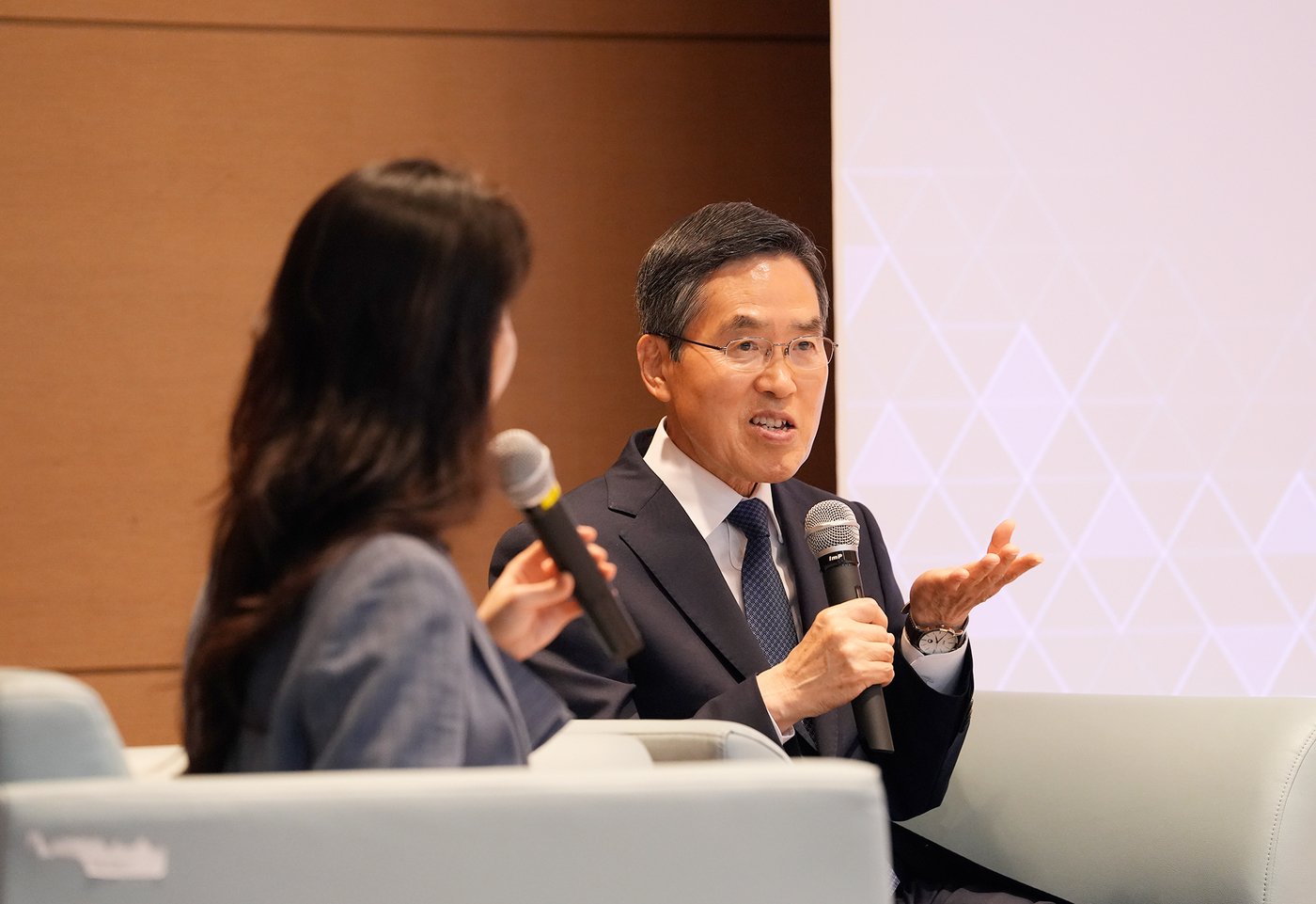 본문 이미지 - 답변하는 유길상 한기대 총장.