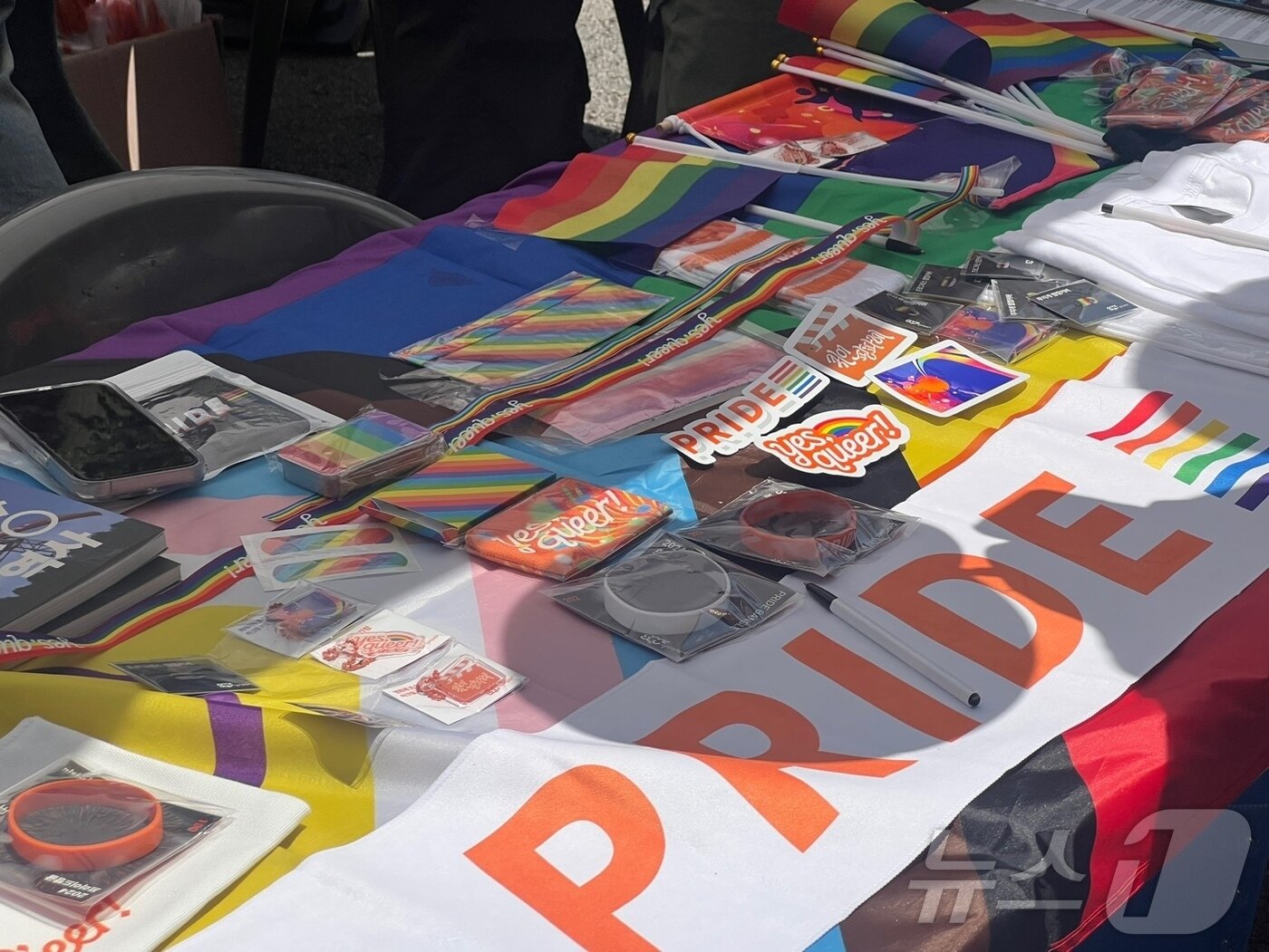 본문 이미지 - 1일 서울퀴어문화축제의 한 부스에서 파는 굿즈.2024.06.01 ⓒ 뉴스1 임윤지 기자