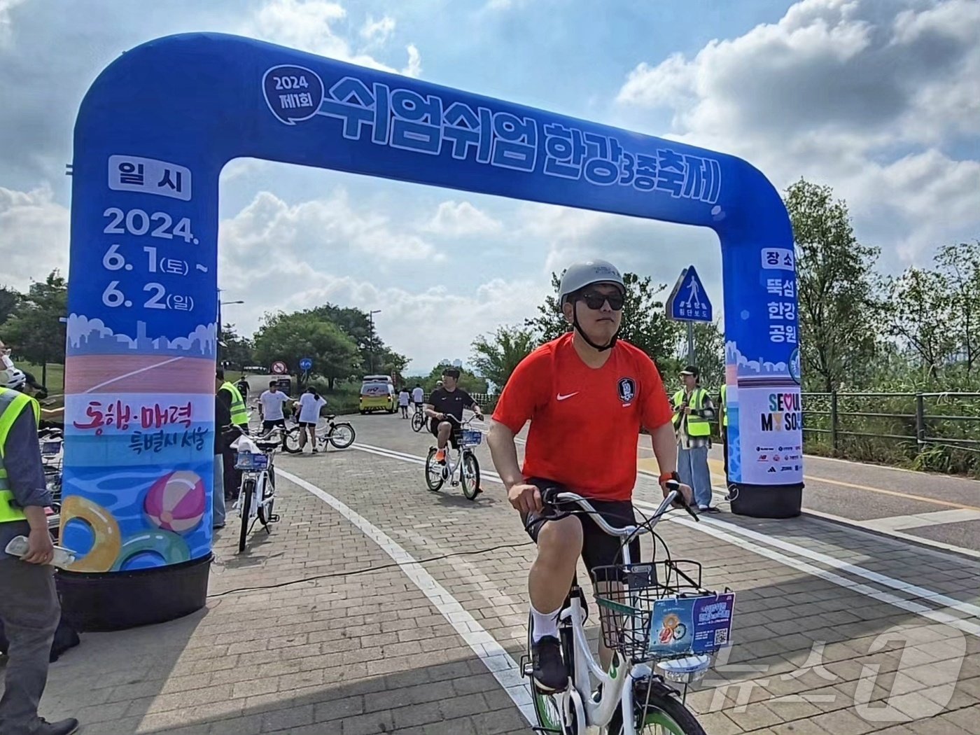 1일 서울 광진구 뚝섬한강공원에서 열린 제1회 한강 쉬엄쉬엄 3종 경기에서 황덕현 사회정책부 기자가 자전거 코스를 시작하고 있다. ⓒ 뉴스1