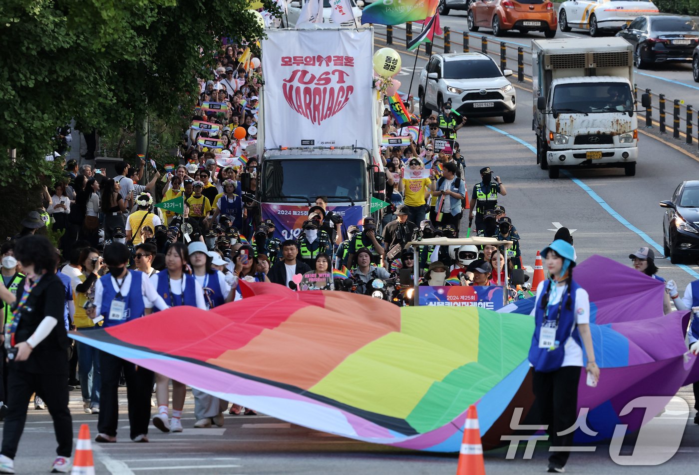 본문 이미지 - 서울 퀴어 퍼레이드 참석자들이 1일 오후 서울 중구 종각역 앞에서 을지로 입구까지 도심행진을 하고 있다. 2024.6.1/뉴스1 ⓒ News1 이동해 기자