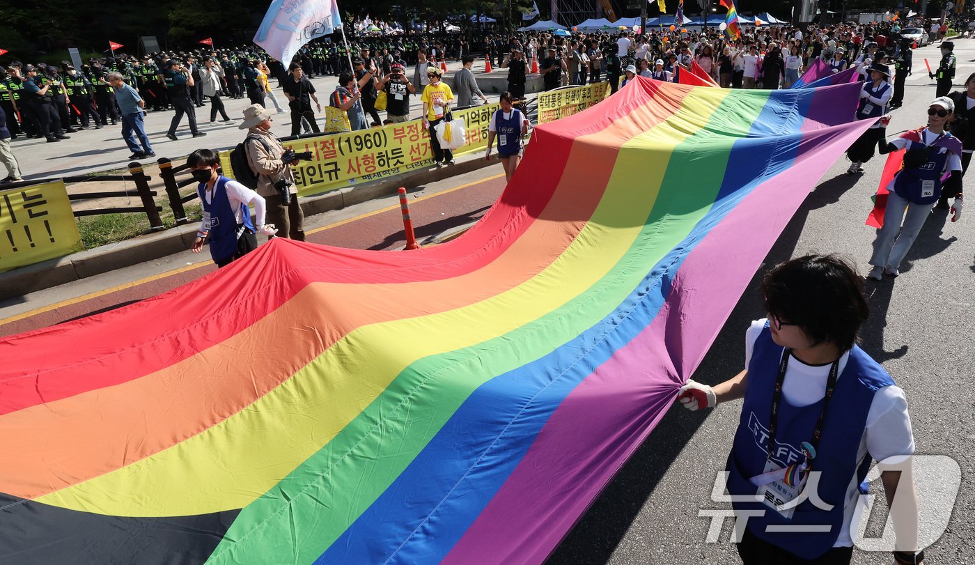 본문 이미지 - 서울 퀴어 퍼레이드 참석자들이 1일 오후 서울 중구 종각역 앞에서 을지로 입구까지 도심행진을 하고 있다. 2024.6.1/뉴스1 ⓒ News1 이동해 기자