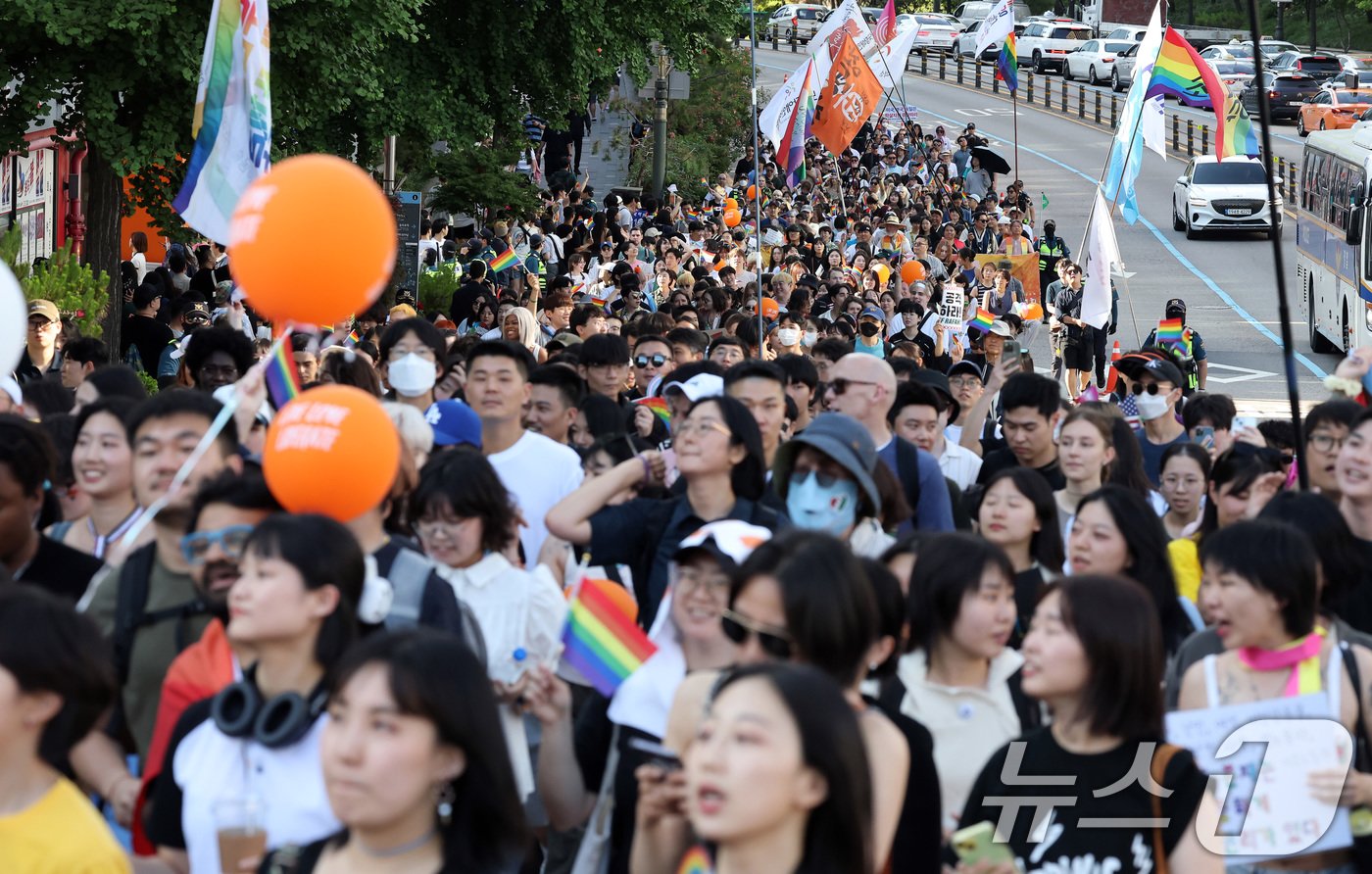 본문 이미지 - 서울 퀴어 퍼레이드 참석자들이 1일 오후 서울 중구 종각역 앞에서 을지로 입구까지 도심행진을 하고 있다. 2024.6.1/뉴스1 ⓒ News1 이동해 기자