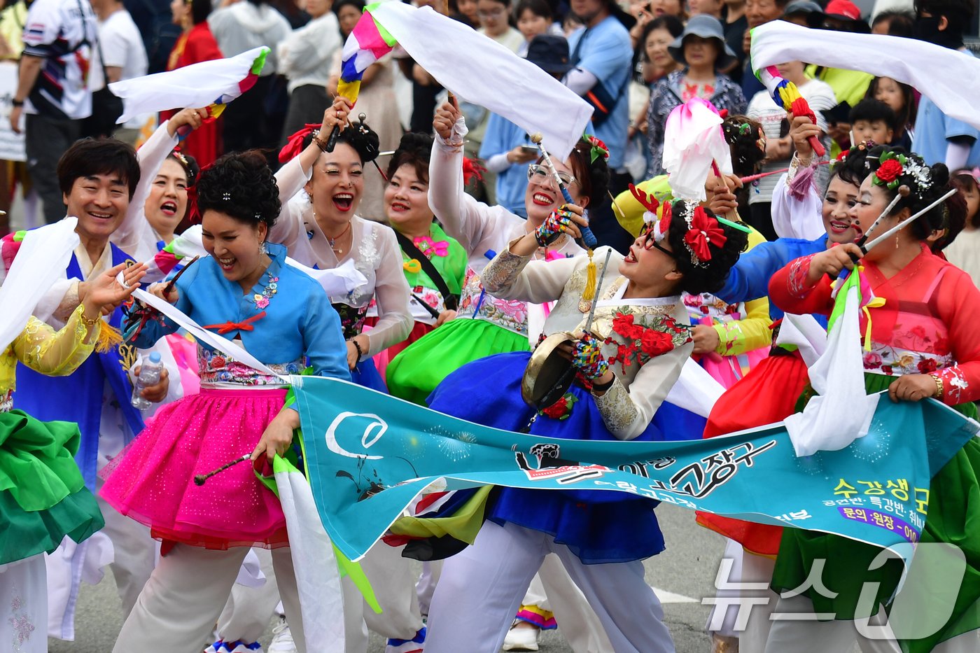 2024 포항국제불빛축제 둘째 날인 1일 오후 북구 영일대해상공원에서 &#39;판타스틱 포&#40;4&#41;항&#39; 거리 퍼레이드에 참가한 팀들이  퍼포먼스를 펼치고 있다. 2024.6.1/뉴스1 ⓒ News1 최창호 기자