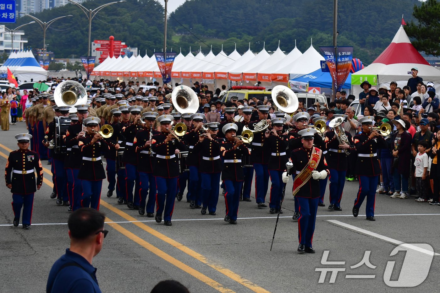 2024 포항국제불빛축제 둘째 날인 1일 오후 북구 영일대해상공원에서 열린 &#39;판타스틱 포&#40;4&#41;항&#39; 거리 퍼레이드에 미 해병대 군악대가 행진을 하고 있다. 2024.6.1/뉴스1 ⓒ News1 최창호 기자