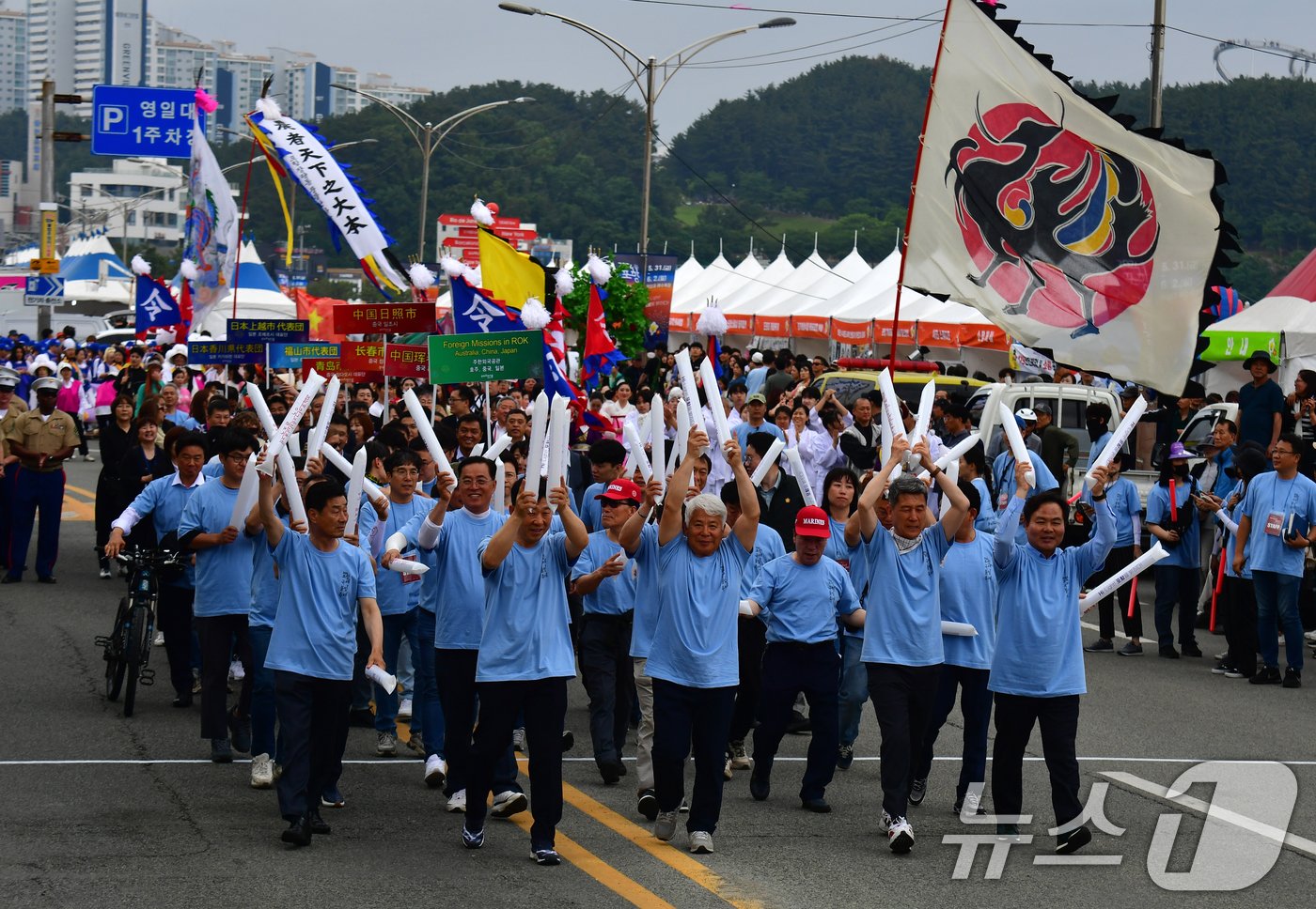 이강덕 경북 포항시장과 백인규 시의장 등이 &#39;2024 포항국제불빛축제 둘째 날인 1일 오후 북구 영일대해상공원에서 열린 &#39;판타스틱 포&#40;4&#41;항&#39; 거리 퍼레이드에 참가해 관람객들과 인사를 나누고 있다. 2024.6.1/뉴스1 ⓒ News1 최창호 기자