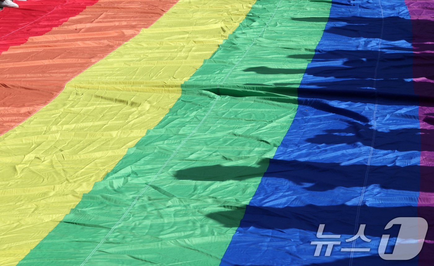 본문 이미지 - 1일 오후 서울 종각역 일대에서 열린 '2024 서울퀴어문화축제'를 찾은 시민들이 퍼레이드 준비를 하고 있다. 2024.6.1/뉴스1 ⓒ News1 이동해 기자