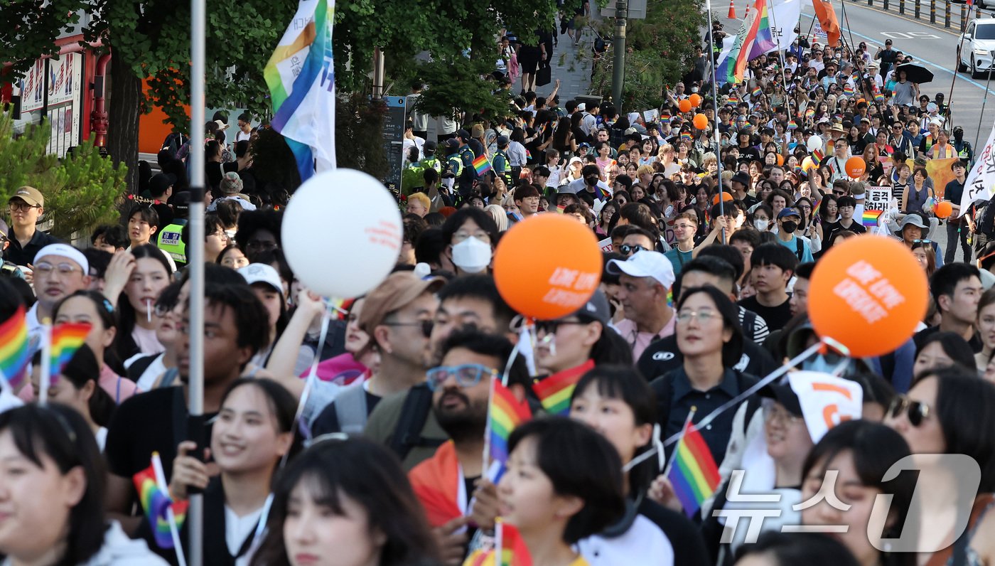 서울 퀴어 퍼레이드 참석자들이 1일 오후 서울 중구 종각역 앞에서 을지로 입구까지 도심행진을 하고 있다. 2024.6.1/뉴스1 ⓒ News1 이동해 기자